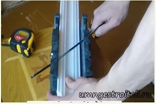 Как правильно зарезать углы плинтуса видео