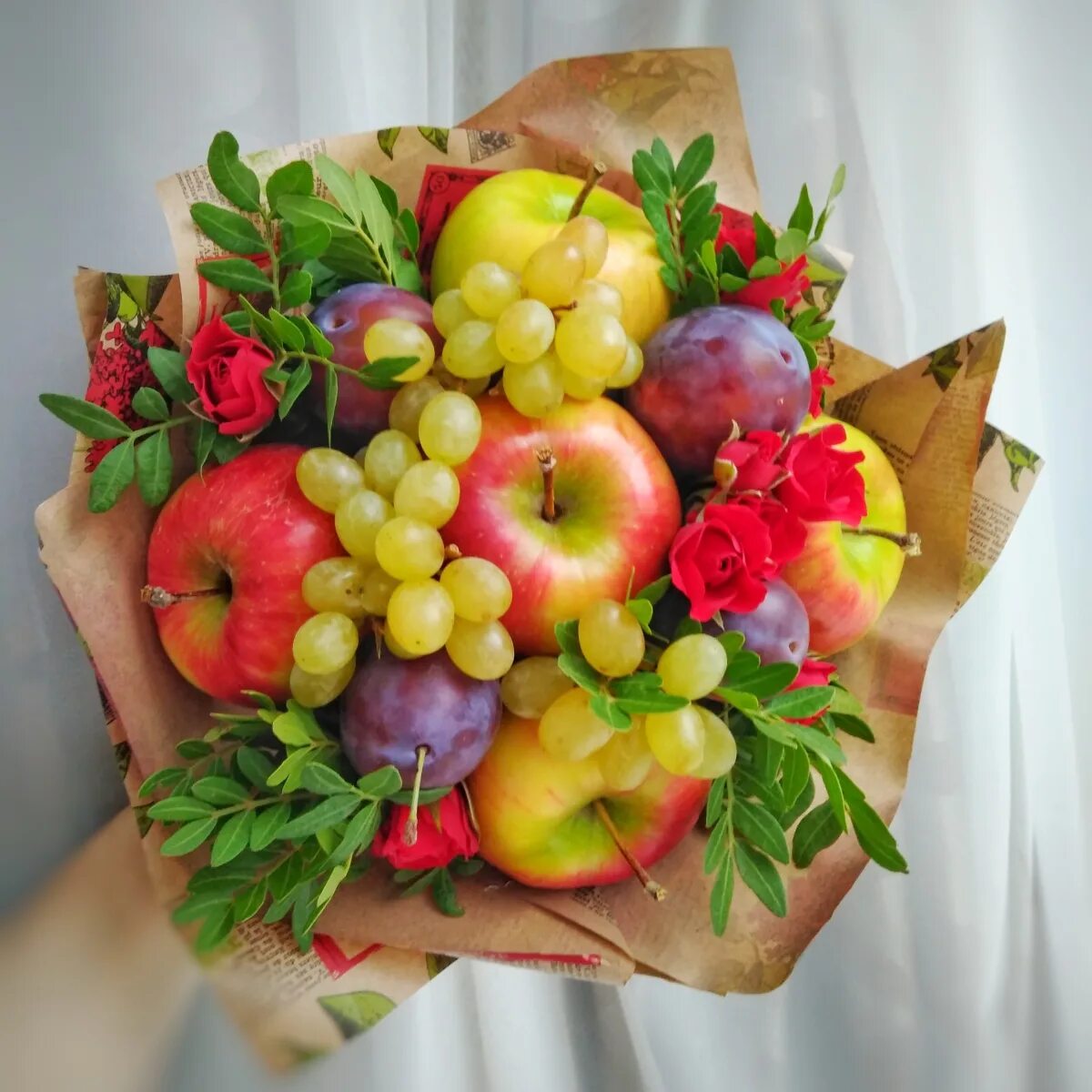 Букет из фруктов для женщины. Букет из фруктов. Букет из фруктов и цветов. Букет с фруктами и цветами. Мини букет из фруктов.