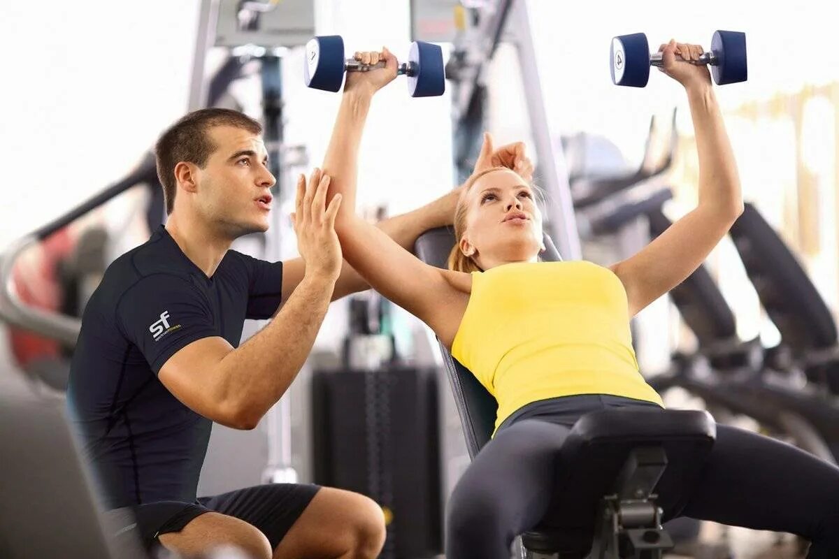 Фитнес тренер. Занимается в тренажерном зале. Тренер тренируйся. Тренер тренируйся. Тренировка с тренером.