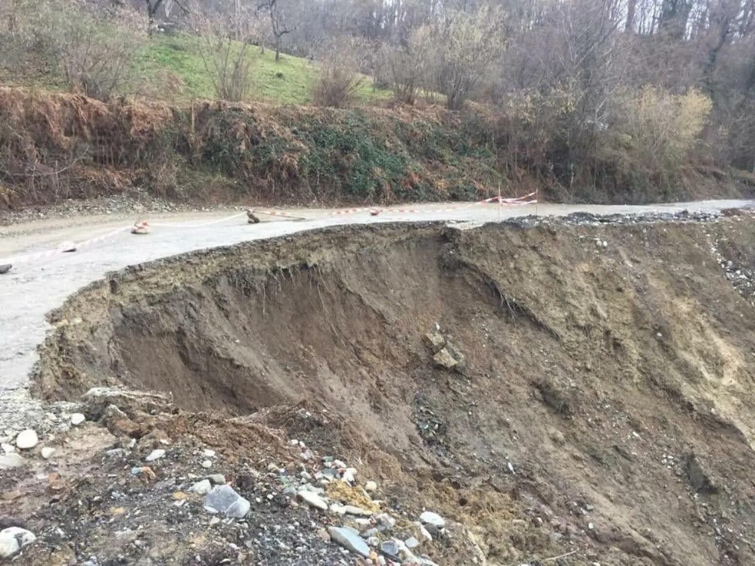 Размыло путь. Бытха Сочи оползни. Оползень в Сочи 2022. Оползень в Сочи.