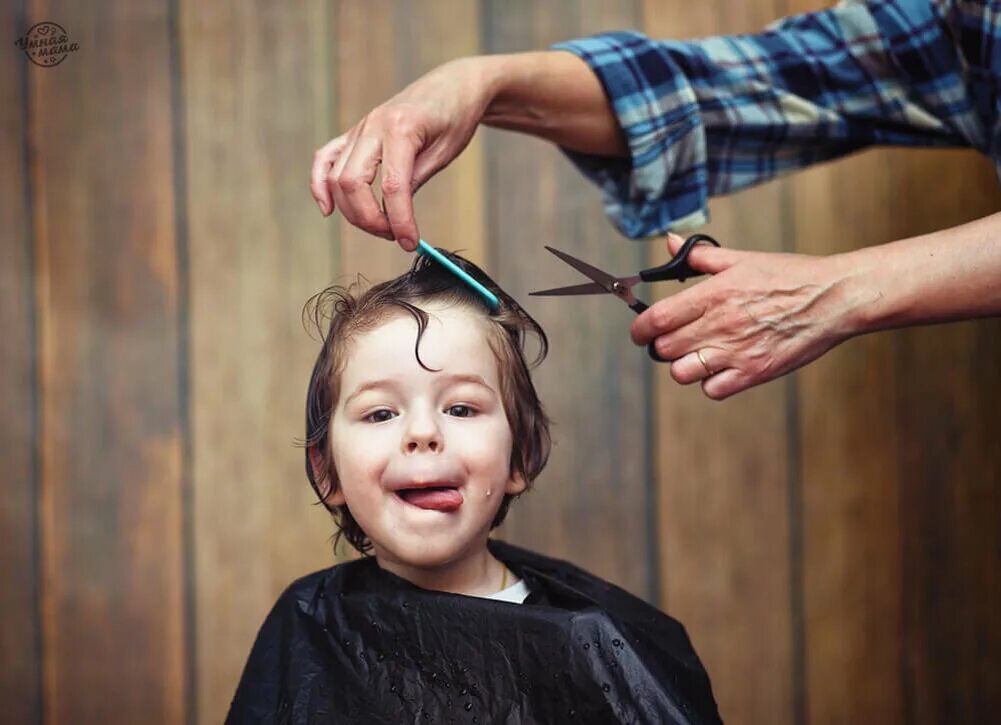 Отрезали волосы маме. Ребенок стрижется. Парикмахер для детей. Маленький парикмахер. Ребенок в парикмахерской.