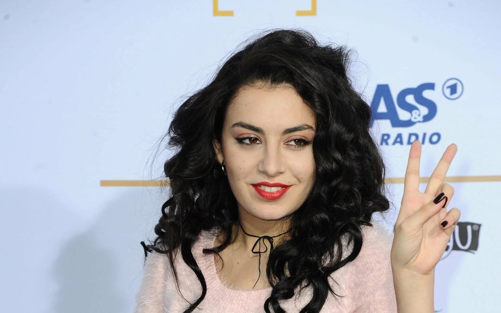 Apple charlie xcx. Чарли xcx. xcx. charli xcx wallpaper. charli xcx von dutch.