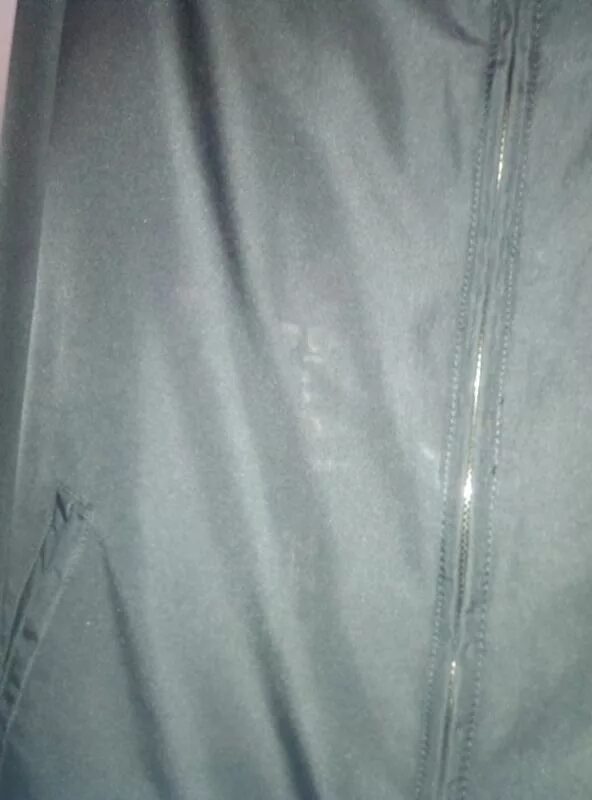 пятно от корректора на одежде. лоск на одежде. лоснящееся пятно на одежде. подпалины на брюках. лоск на брюках.