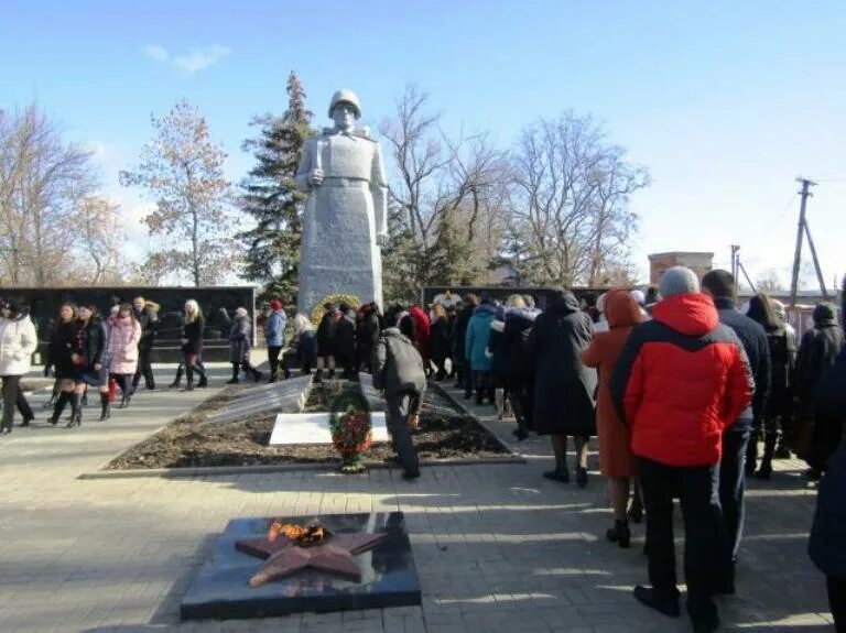 Матвеев курган комсомольская. Матвеев Курган памятник. Матвеев Курган мемориал. Матвеев Курган мемориал славы. Якорь Матвеев Курган.