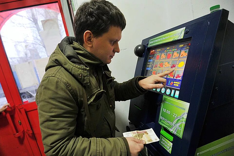 Лудомания игровые автоматы. Игромания азартные игры. Проиграл в игровые автоматы. Зависимость от игровых автоматов.