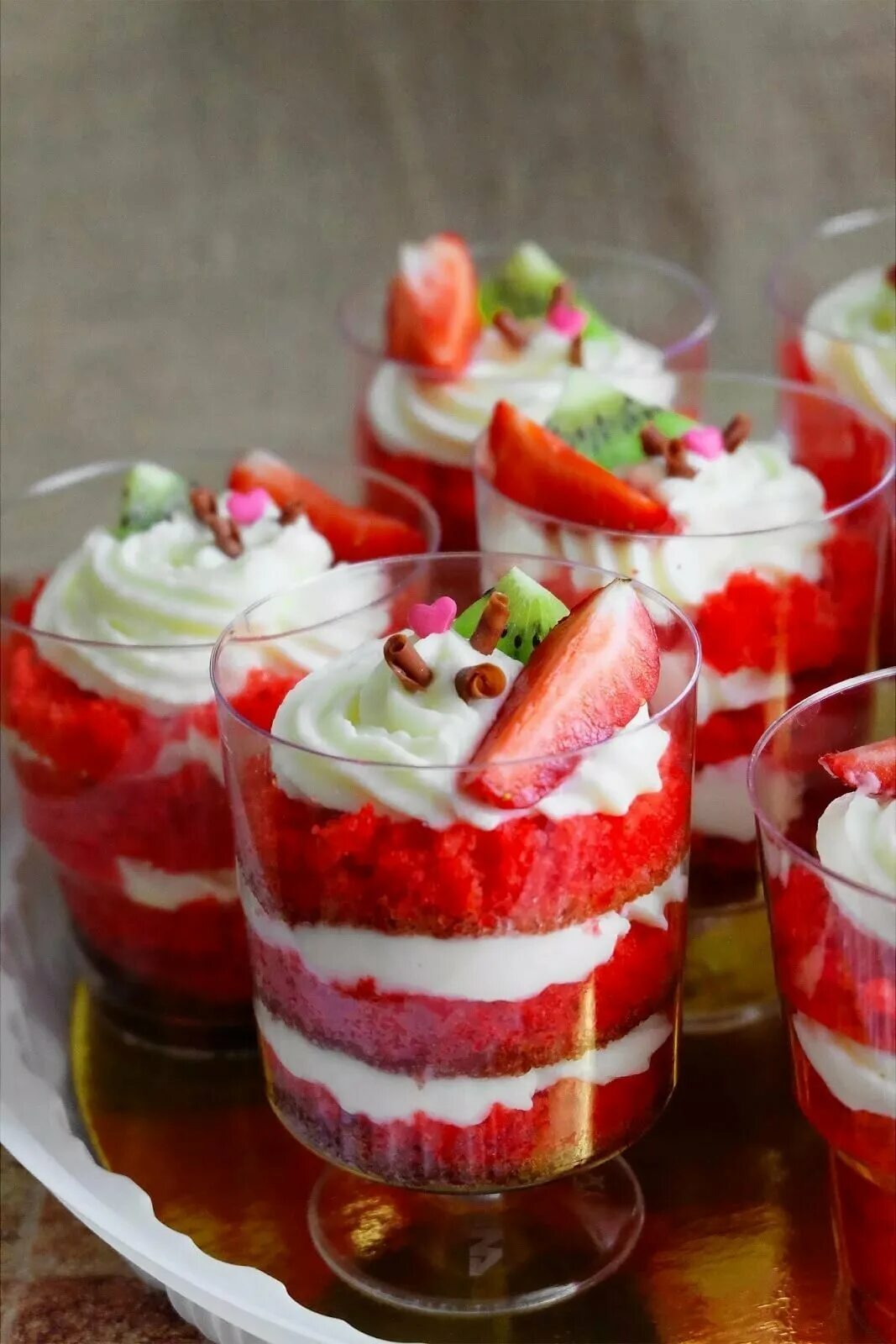 Трайфл красный бархат. Десерты в стаканчиках трайфлы. Трайфлы наполеон в стаканчиках. Трайфл йогуртовый. Трайфлы рафаэлло в стаканчиках.