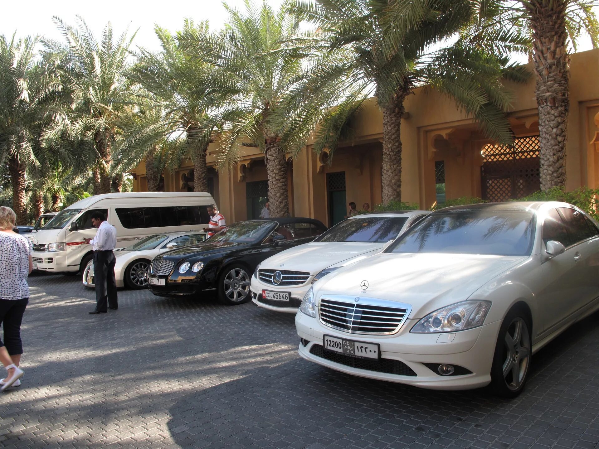Арабские машины. Дубай машины. Арабские эмираты автомобили. Автомобили в Дубае.