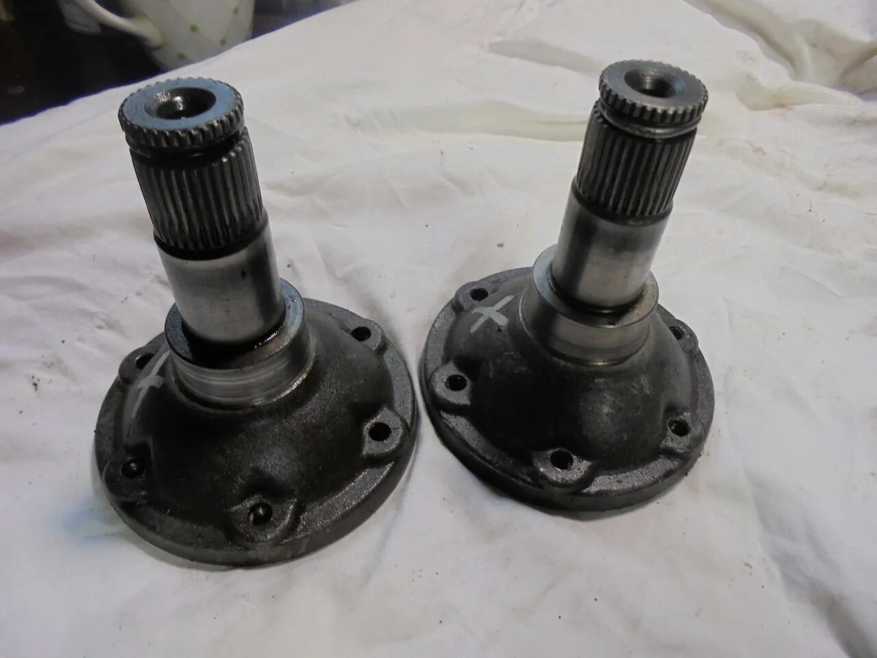 Коробка передач фланец. Коробка передач фланец. Фланец привода мкпп пассат б5. 1701240 камаз. Фланец коробки переключения передач заз-968.