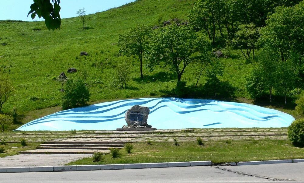 Находка живу. Памятники города находка Приморского края. Находка Приморский край достопримечательности. Находка город Приморский край примечательности. Памятники находки Приморского края.