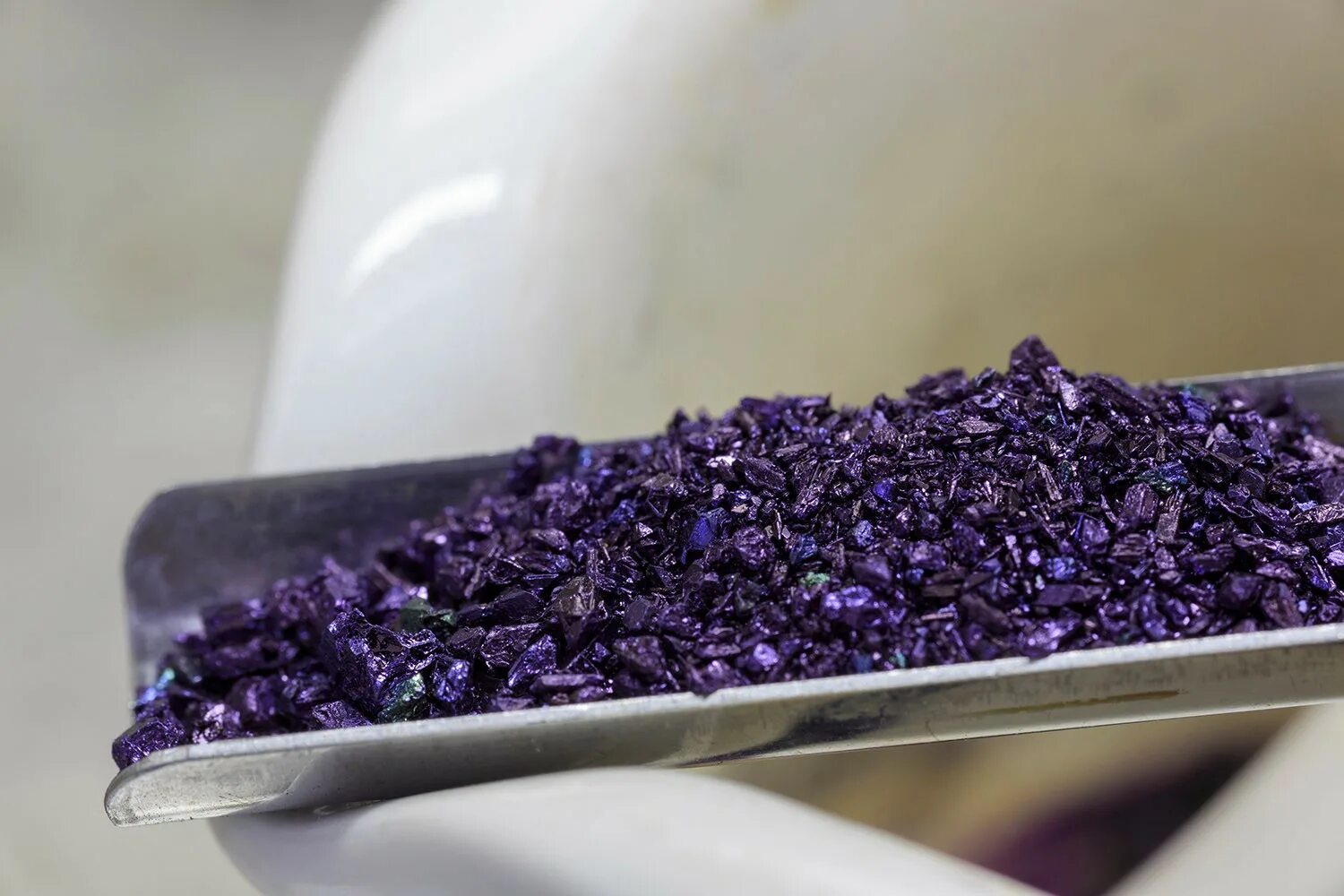 Цветные растворы. Раствор перманганата калия. Кристаллы перманганата калия. Раствор марганцовокислого калия. Калий фиолетовый.