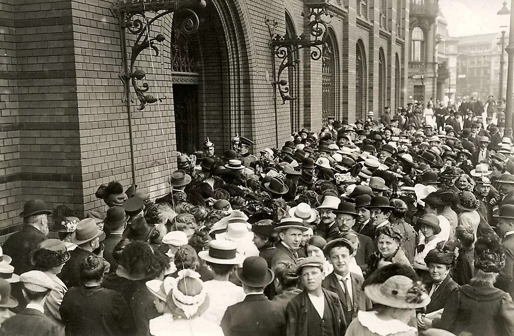 Первый после первого. Берлин 1914 г.. 1917 Г Берлин. Берлин объявление войны 1914. Франция 1914 год.