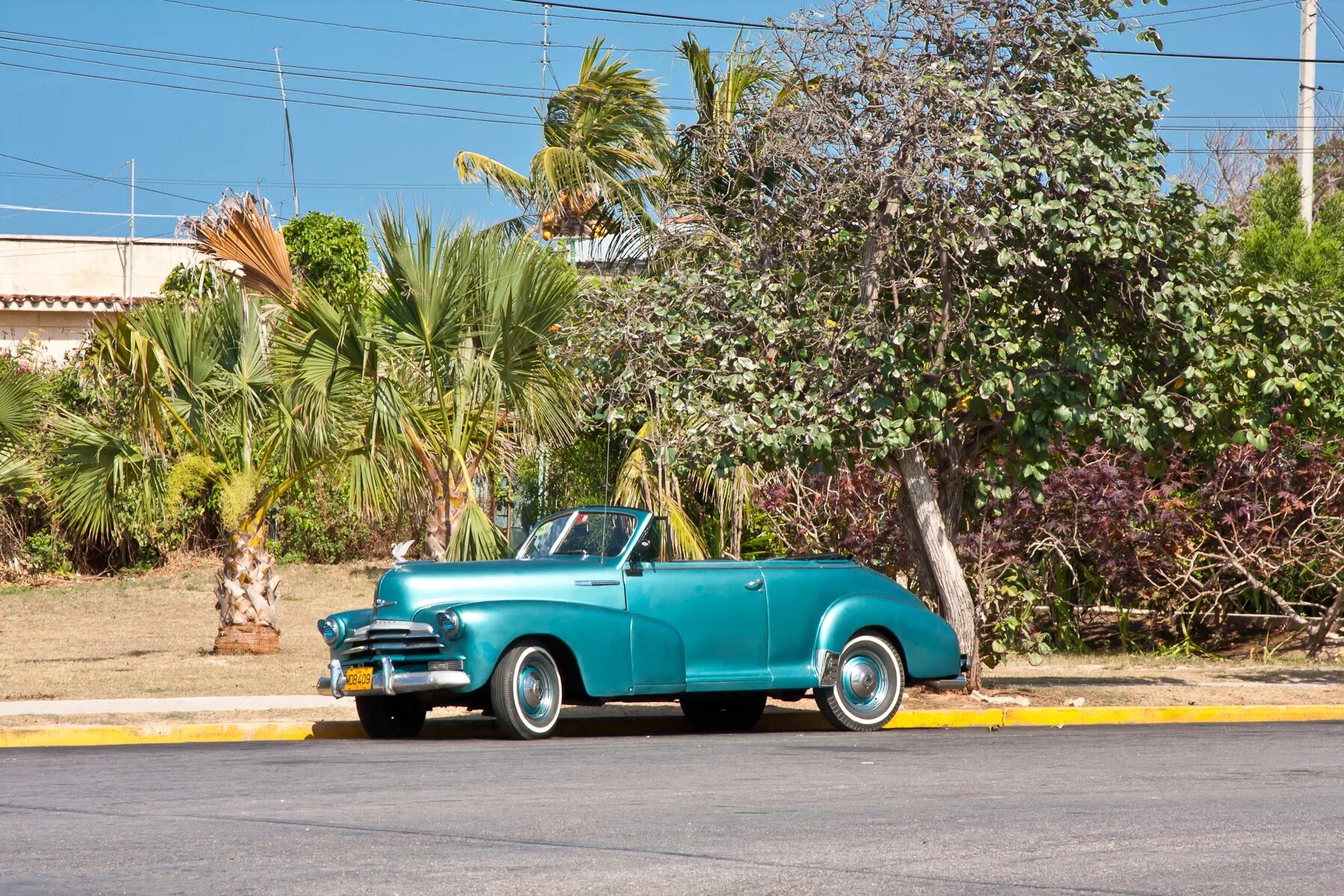 Автомобили на Кубе. Автопарк Кубы. Американские автомобили на Кубе. Старые американские автомобили на Кубе.