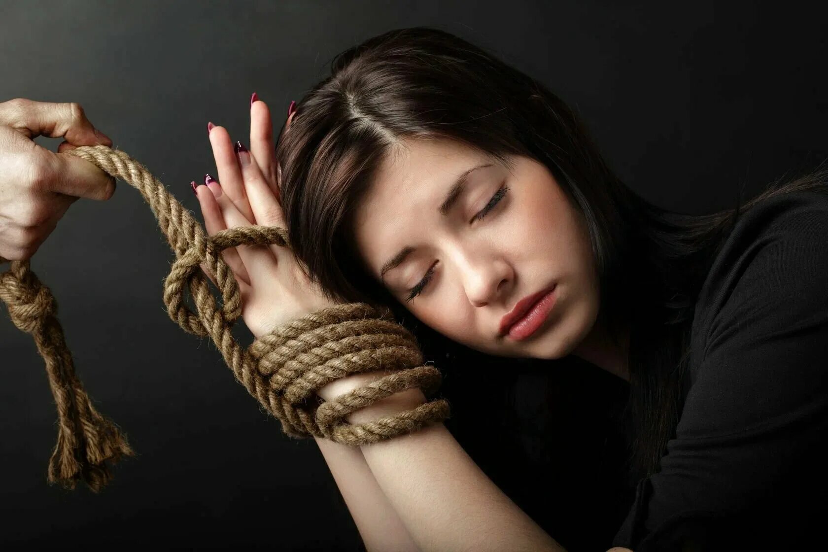 любовь зависимость. зависимость и созависимость. привязанность к бывшему. эмоциональная зависимость. связанные руки.