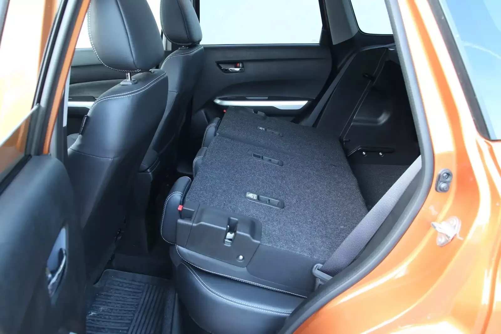 Vitara 2015 задние сидения. Suzuki grand vitara 2011 багажник. Задние сидения сузуки гранд витара. Сузуки гранд витара 2008 задние сиденья раскладываются. Suzuki grand vitara 2008 года трансформация салона.
