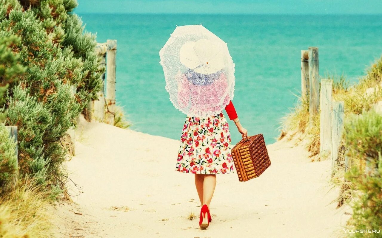 Жить на юге хорошо. Девушка с чемоданом на море. Девушка с чемоданом лето. Лето путешествие. Путешествие на море.