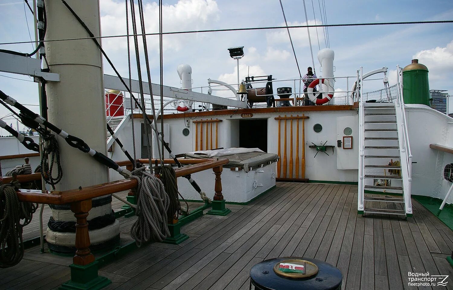 Грузовая палуба. Rickmer Rickmers корабль. Палуба грузового корабля. Палуба сухогруза. Палуба грузового судна.