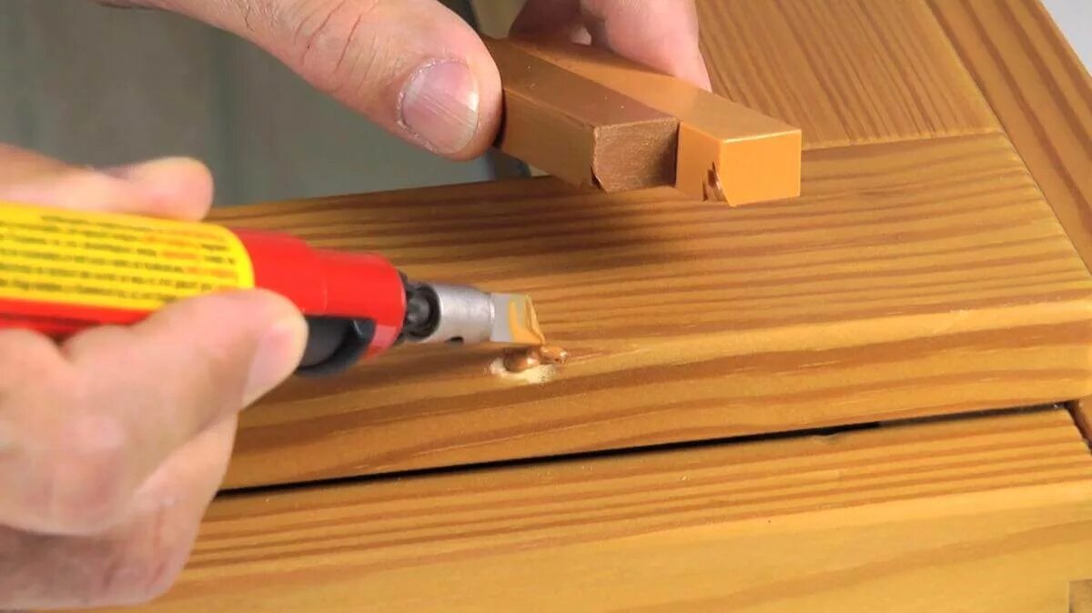 Воск для восстановления мебели. Инструмент шуруповерт. Шуруповерт в руке. Как пользоваться ремонт. Обратный молоток для выправления вмятин.