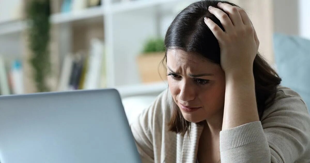 Энергетический вампиризм. Грустная женщина сидит за компьютером. Коллега энергетический вампир. Недовольство клиента. Недовольная девушка.