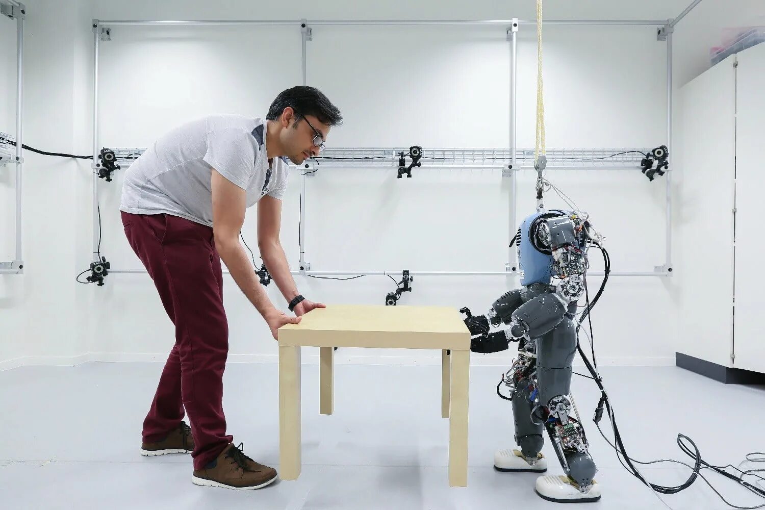 Где применяют роботов. Робототехника инновации. Робототехника стенд. Проекты роботов. Проекты по робототехнике.