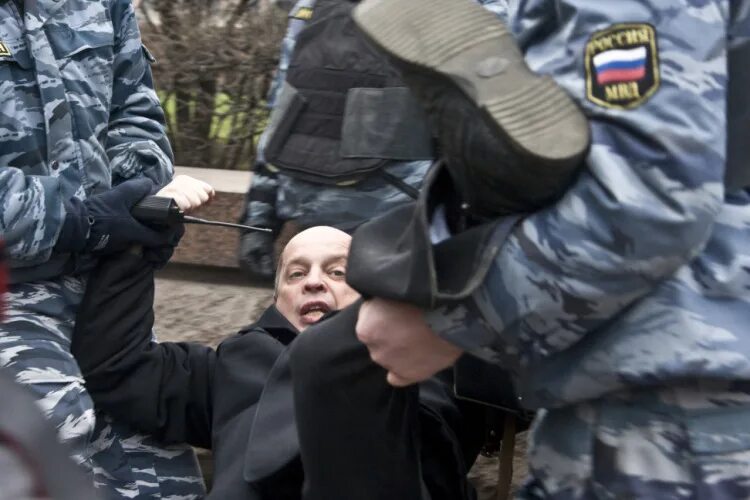 Генерал против власти. ОМОН против пенсионерок.