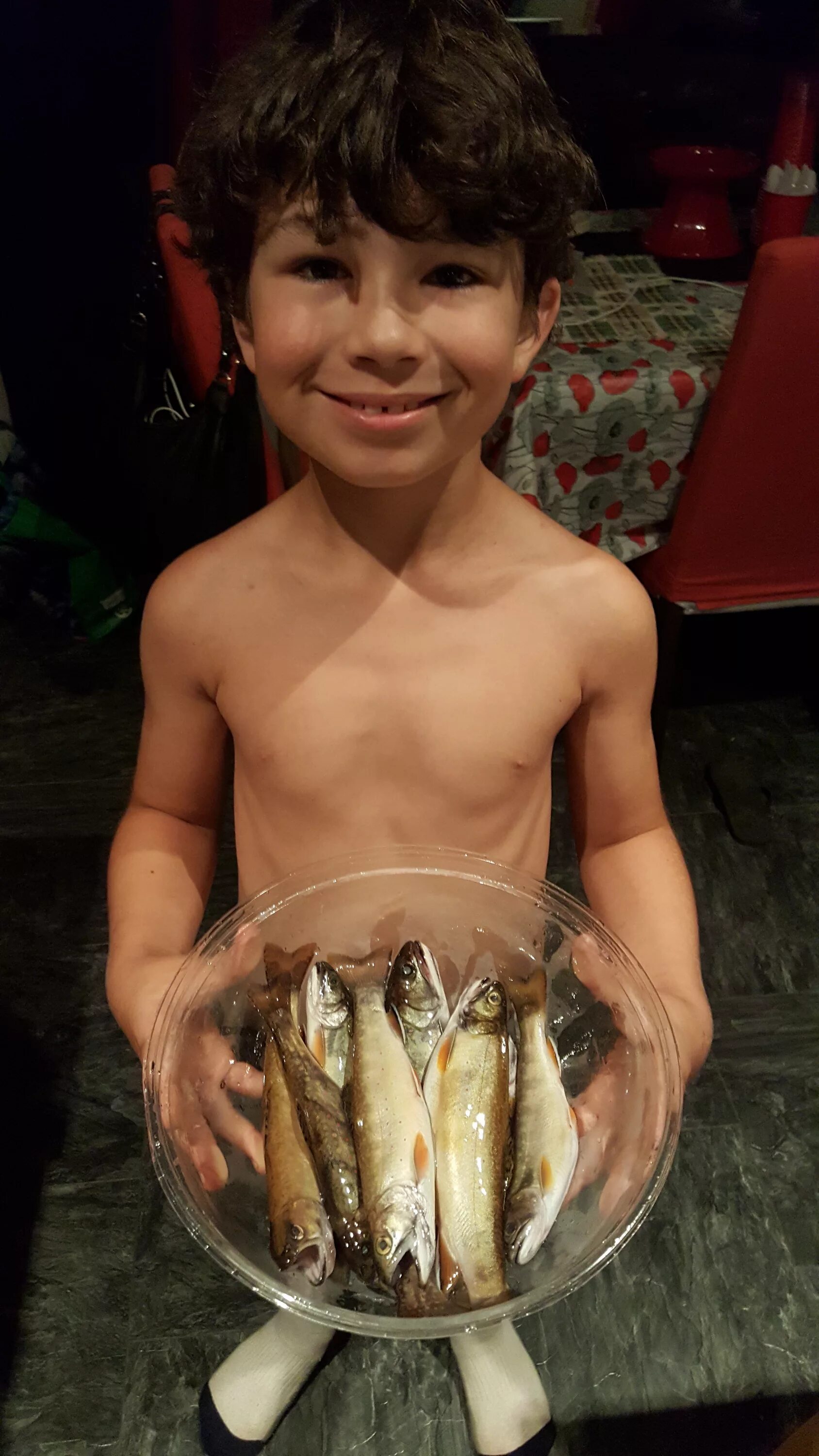 Мальчик с рыбой. Пацан с рыбой. Рыба для детей. Мальчишка рыба. Ребенок рыбы мальчик