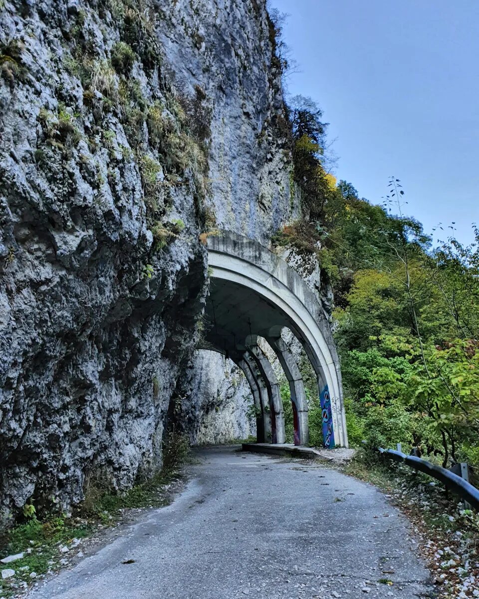 Старая дорога на поляну. Старая дорога Адлер красная Поляна. Заброшенная дорога Адлер красная Поляна. Старое Краснополянское шоссе в ущелье Ахцу. Старая дорога на красную поляну.