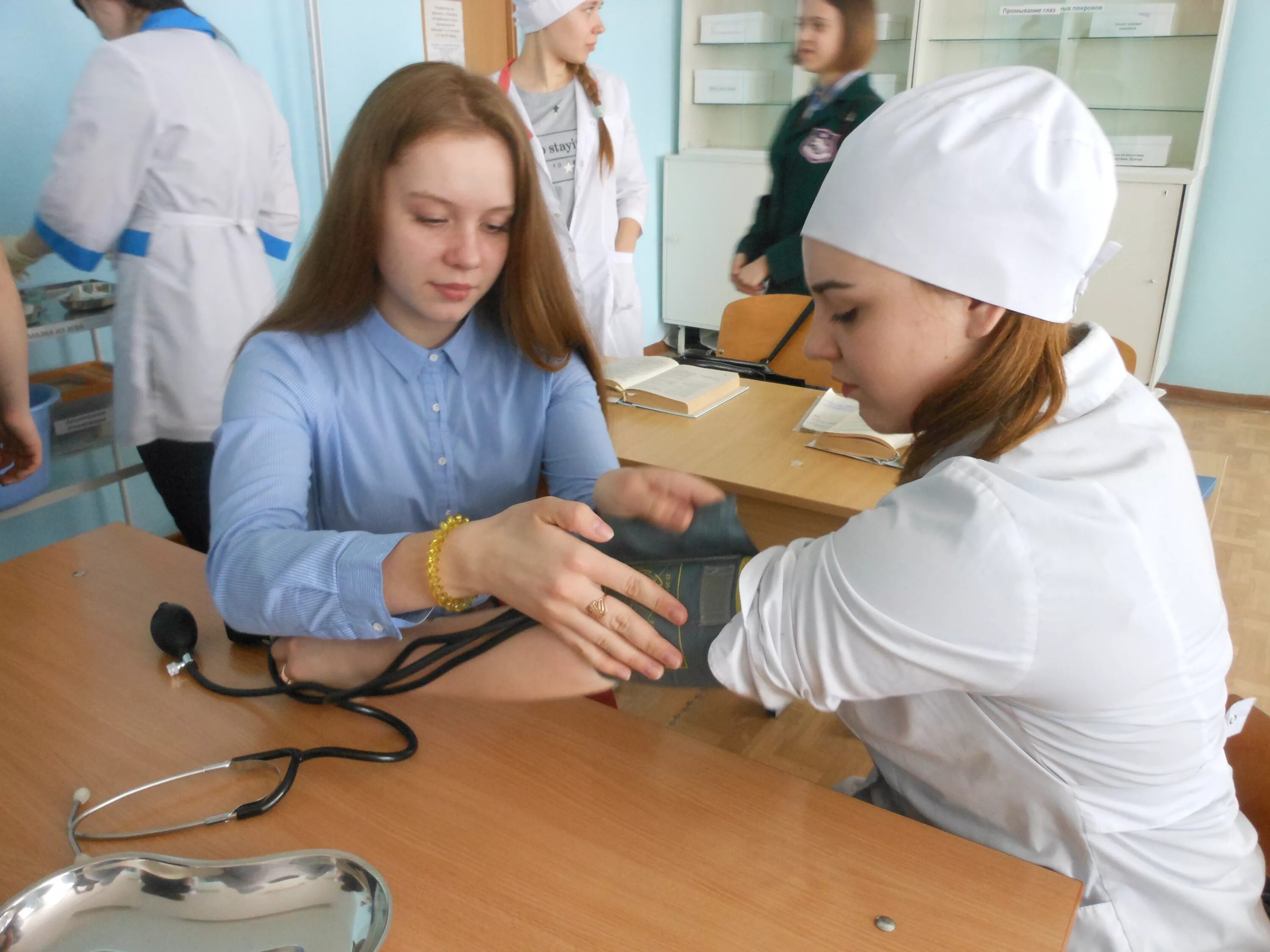 Профориентация сентябрь 2025. Школьная медсестра. медицинский работник в школе. медицинская сестра в школе. профориентация медицина.