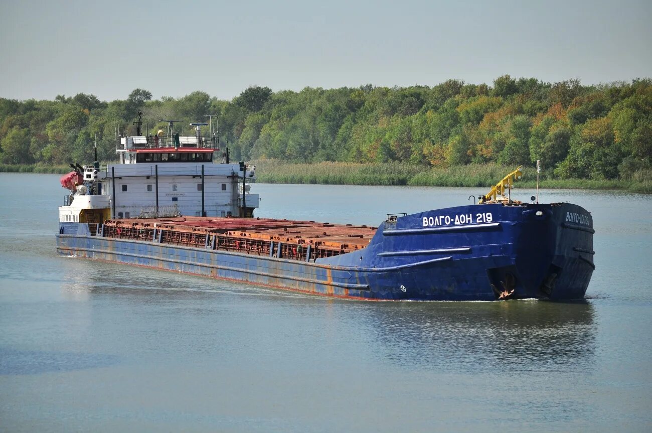 Теплоход цимлянск. Грузовой теплоход волгодонск. Сухогруз проекта 2760. Сухогруз в порту. Теплоход нефтерудовоз.
