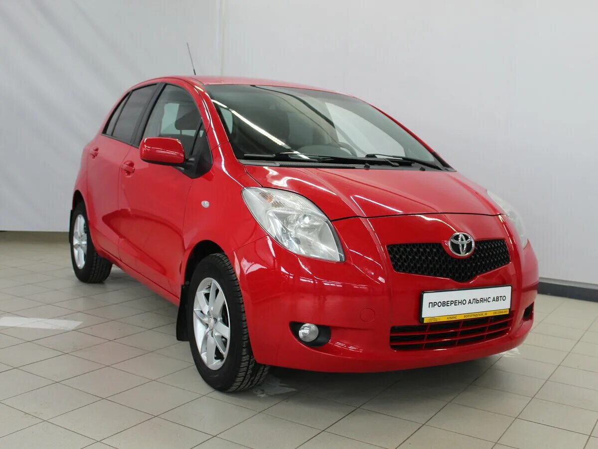 Тойота ярис продажа. Toyota Yaris II. Toyota Yaris 1.3 AMT,. Тойота Ярис 2х дверный. Тойота Ярис красная.