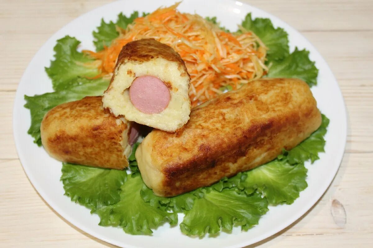 Картофельное пюре с сосисками. Сосиски в картофельном пюре. Сосиски в картофельной шубке. Картофельное пюре с сосисками. Картофельные пирожки с сосиской.