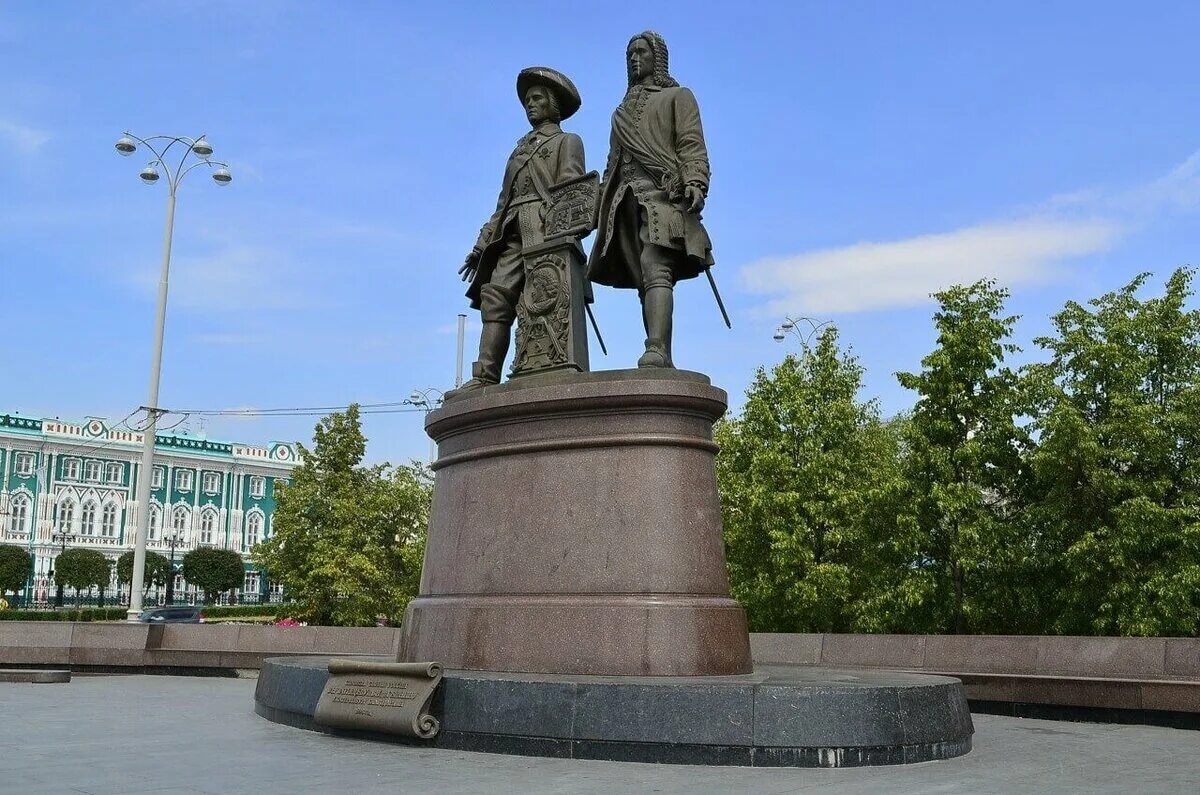 В каком городе установлен уральскому. Памятник Татищева и ДЕГЕНИНА Екатеринбург. Татищев и де Генин памятник в Екатеринбурге. Памятник Татищеву и де гинену. Памятник Татищеву и де Геннину памятники Екатеринбурга.