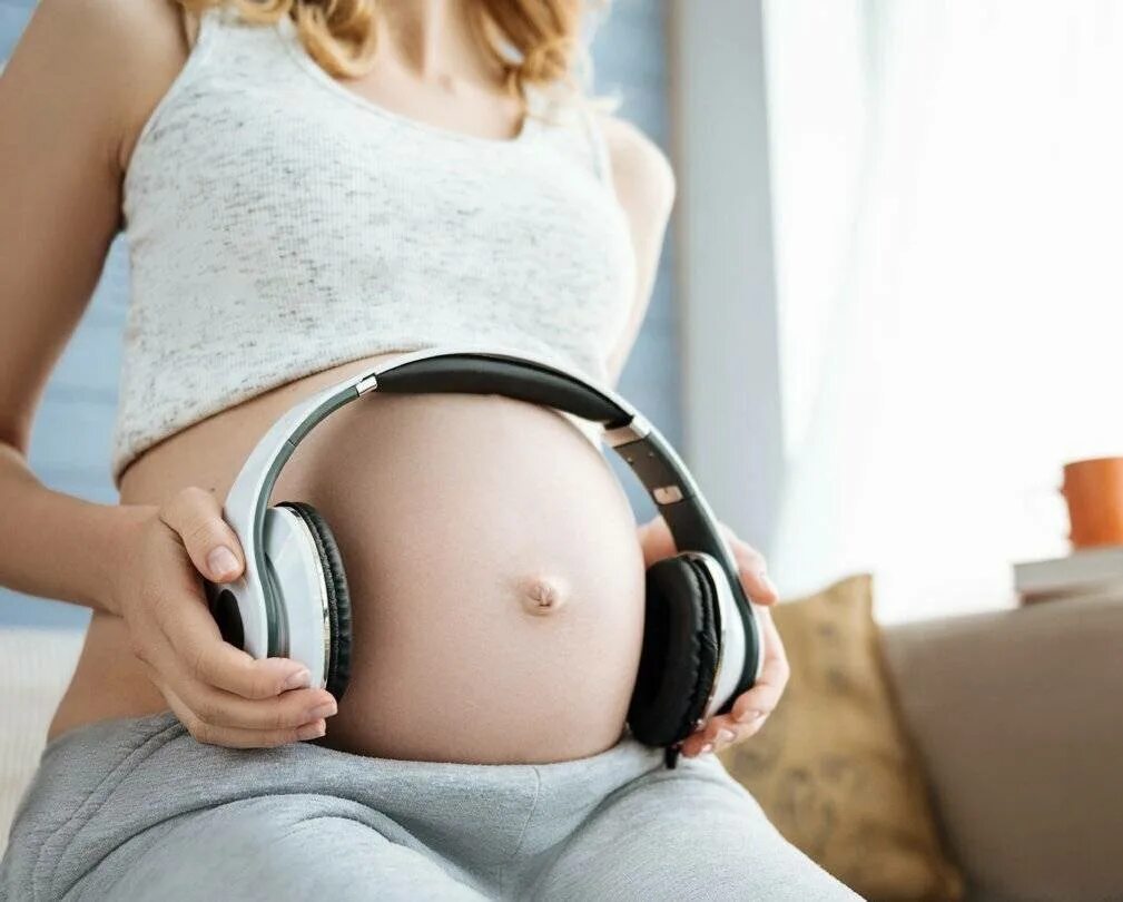 Музыка для беременных. Наушники на беременный живот. наушники на животе беременной. наушники для беременных. беременная поет.