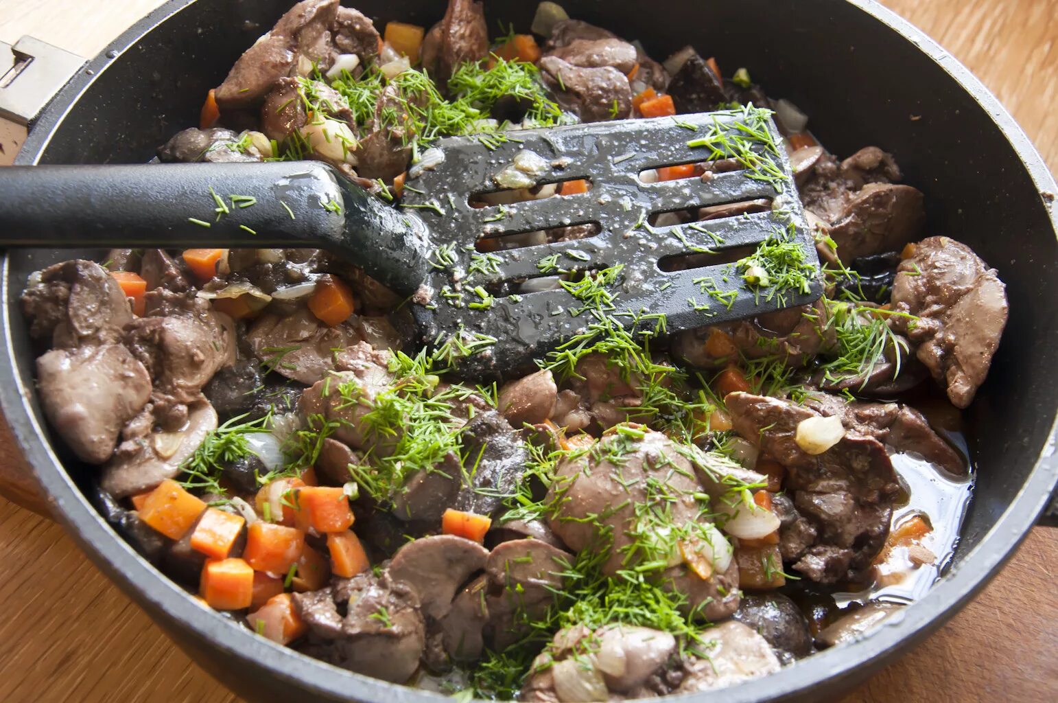 Печень с грибами шампиньонами. Грибы с печенью. Мясо по карски с грибами. Жаркое из куриной печени с картофелем. Грибы с печенью.