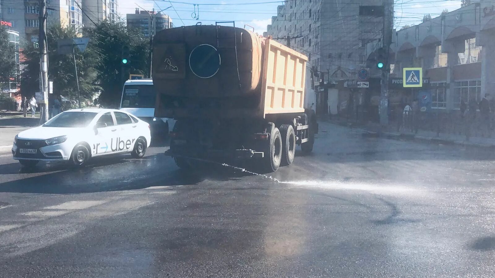 Что гудит в воронеже. Воронеж Московский проспект прорыв трубы. Воронеж провалился асфальт. Хользунова Воронеж фекальный потоп. Воронеж ул Хользунова памятник славы.