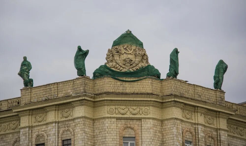 Дом на смоленской набережной. Смоленская набережная 2 а скульптуры. Дом геолога. Смоленская набережная дом 2. Сталинский дом на смоленской набережной.