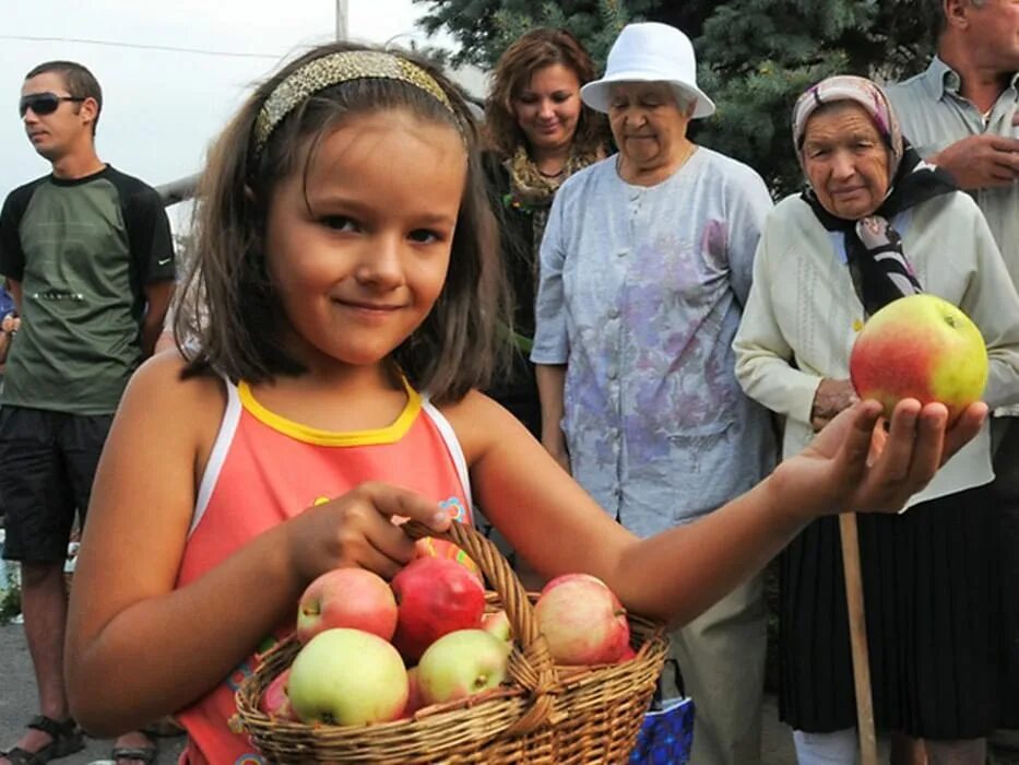 Раздача apple. Раздача яблок. дети раздают яблоки. раздавать яблоки. раздай яблоки.