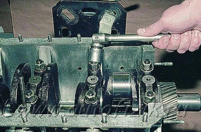 Коренные змз 402. Шпилька блока коленвала змз 402. коленвал двигателя змз 402. ремонтные шпильки коренных подшипников змз 402. гайка крепления распредвала 402 двигатель.