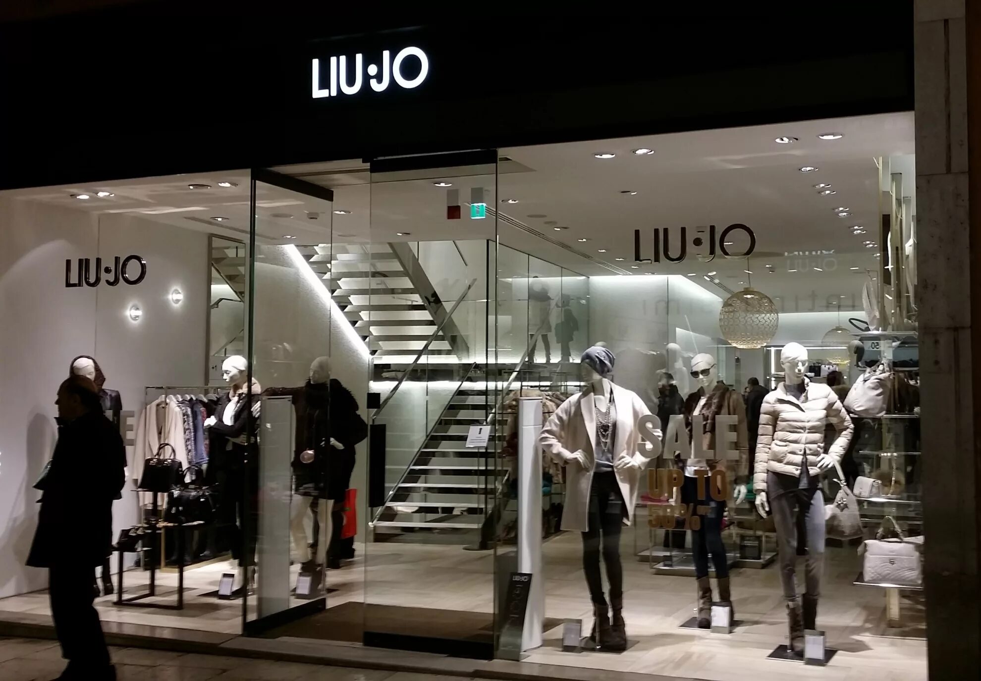 Lui jo одежда магазины. Liu jo milano одежда. liu jo аутлет. lui jo магазин в москве. liu jo фото магазина.