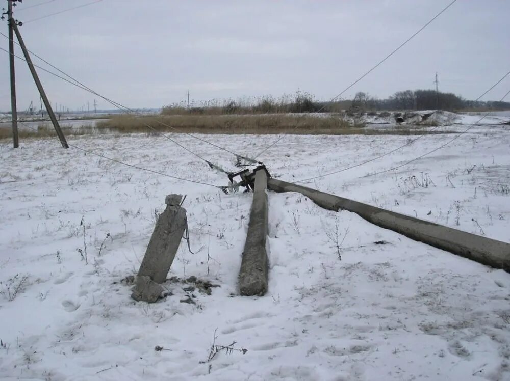 Разрыв столба. Сломанная опора вл-10кв. Столбы ЛЭП 10кв. Столб бетонный линии 10кв. Жб опора 10 кв зимой.