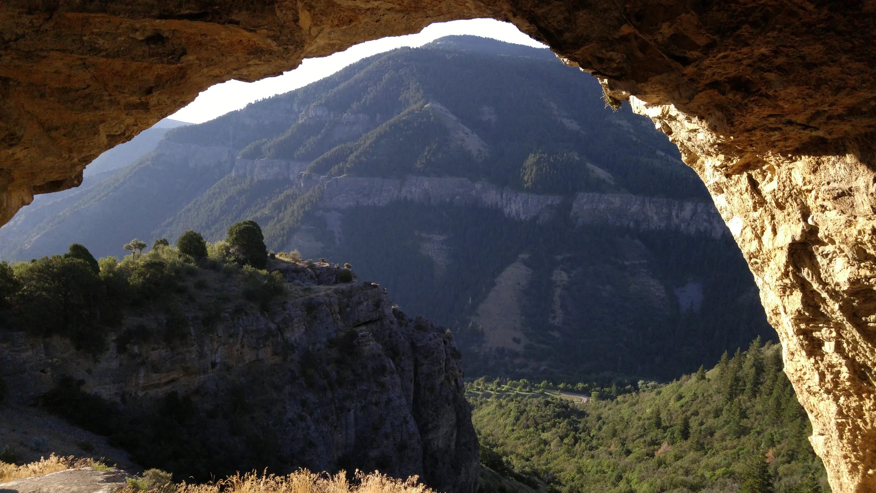 Арка горы. Пещера в горах. Арка в горе. Пещеры в арке. Арка в горах.