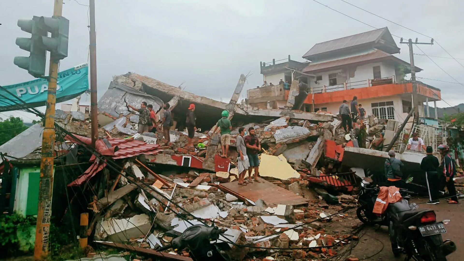 Где произошло сильное землетрясение. Землетрясение и ЦУНАМИ на Сулавеси. Землетрясение в Индонезии 2022. Землетрясение в провинции Западный Сулавеси (2021). Сулавеси землетрясение 2021.