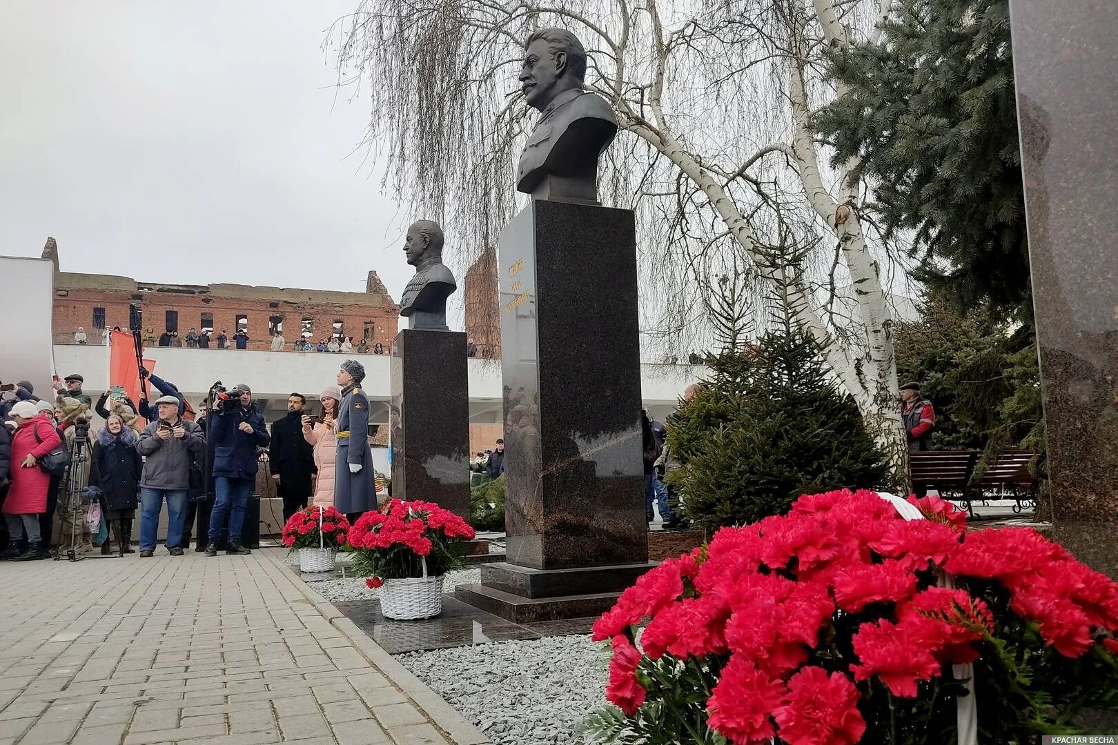 Памятник сталину. Памятники сталину жукову в волгограде. Где открыли памятник сталину. Памятник сталину в волгограде от кпрф. Сталин великие луки.