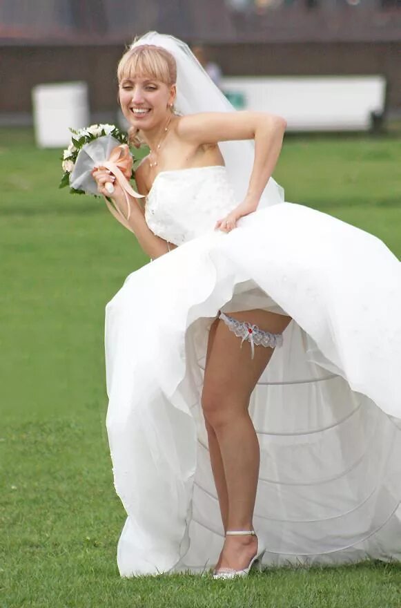 Женщины задирают платья. Под юбкой у взрослых женщин. Взрослые женщины в комбинациях. Задрала подол платья ретро. Женщины задирают платья.