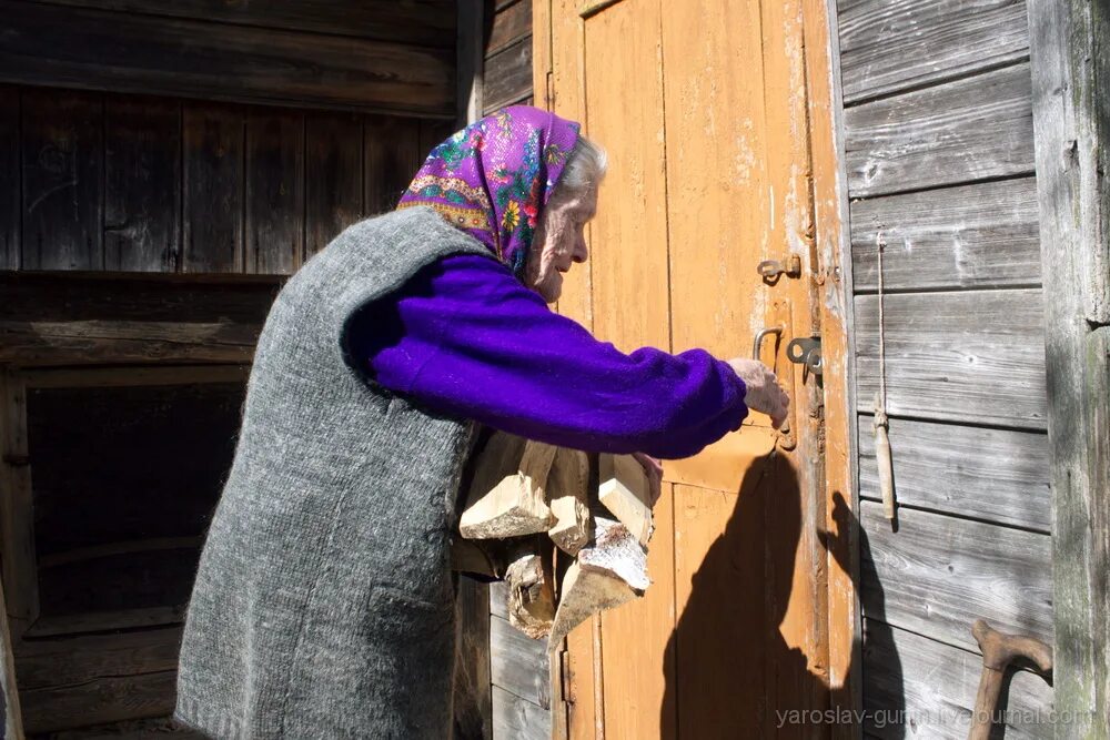 Новая жизнь в деревне последнее. Баба маша из деревни. одежда жителей современной деревни. подарок для деревенского жителя. жизнь в деревне шапка.
