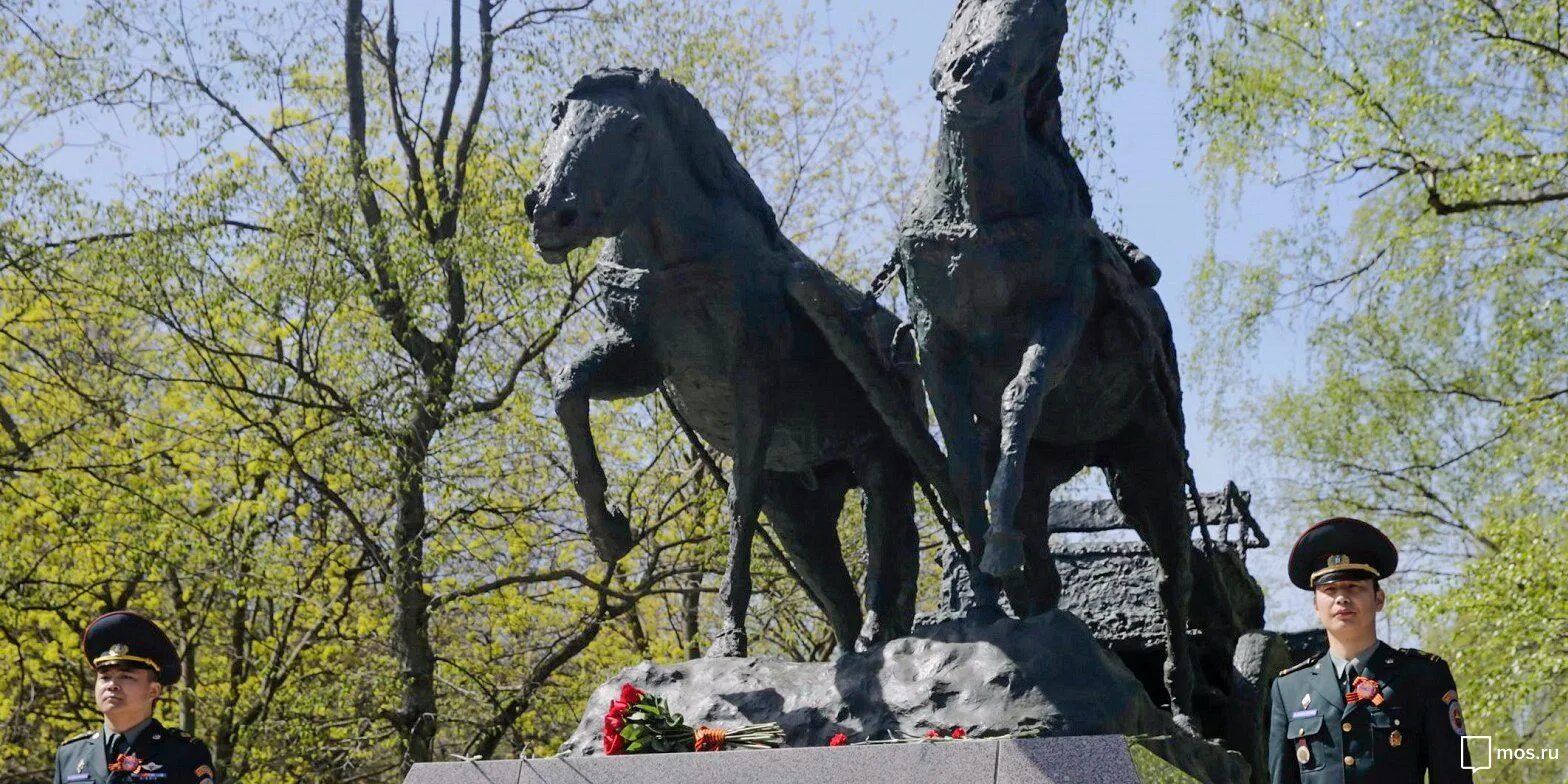 Боевая лошадь. Памятник лошадь белая красноярск. Конный парк русь памятник кавалерии. Легендарный конь керчь. Керчь конь героический башкирский.