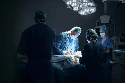 Хирург спасает жизни