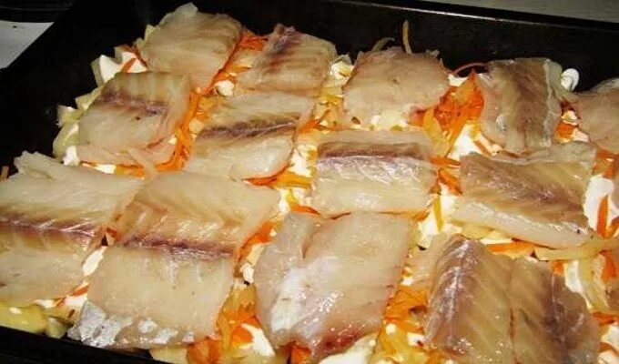 Кусочки минтая в духовке с луком. Минтай в духовке. Минтай в духовке самый вкусный. Филе минтая в духовке. Запечь рыбу минтай.