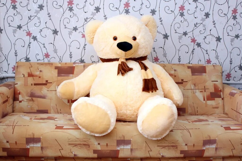 медведь большой мягкая игрушка в доме. медвежонок, игрушка, на диване. мягкий мишка. плюшевый медведь. мягкие игрушки на диване.