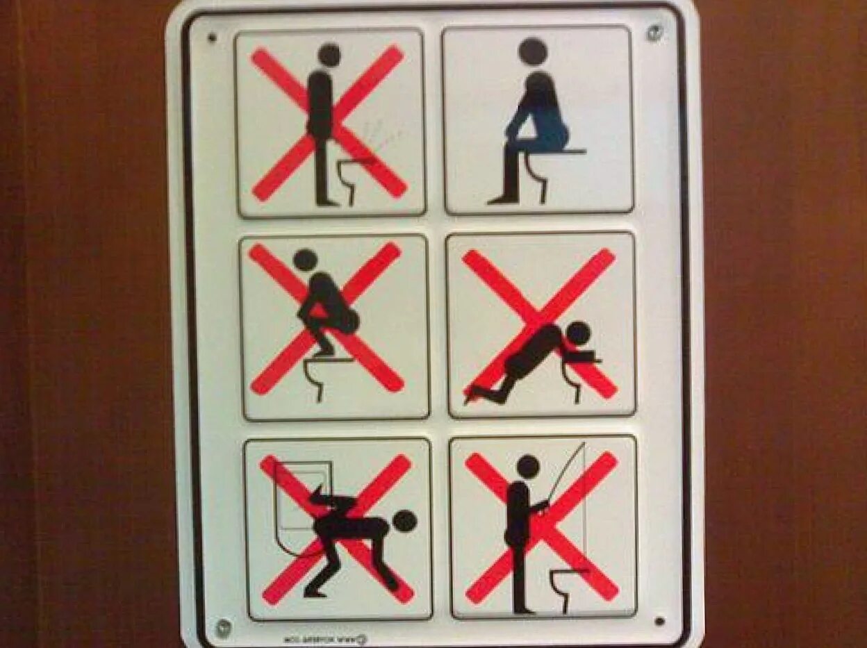 В общежитии запрещено. Веселые таблички в туалет. Табличка на туалет прикольная. Таблички на ванну и туалет прикольные. Прикольные обозначения туалетов.