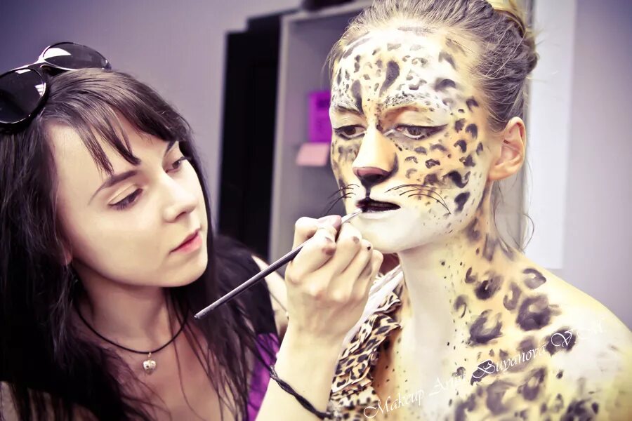 гримировать